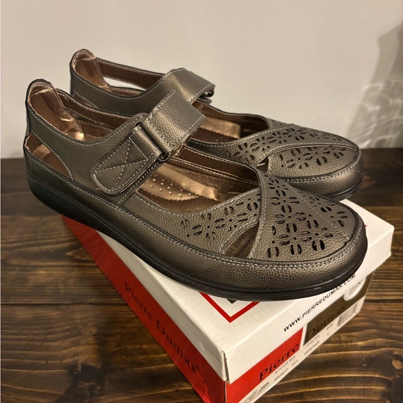 Pierre Dumas Women's pewter Gray Cutout Flats - Picture 1 of 9